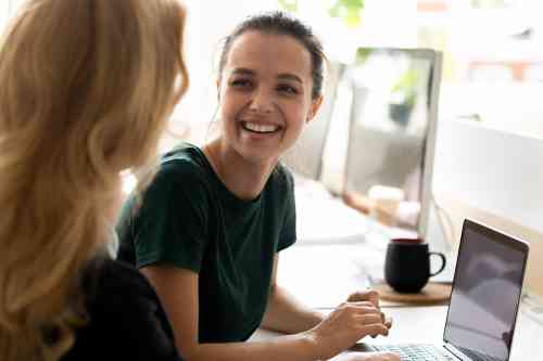 © fizkes - stock.adobe.com Unterhaltung von 2 Junge Frauen