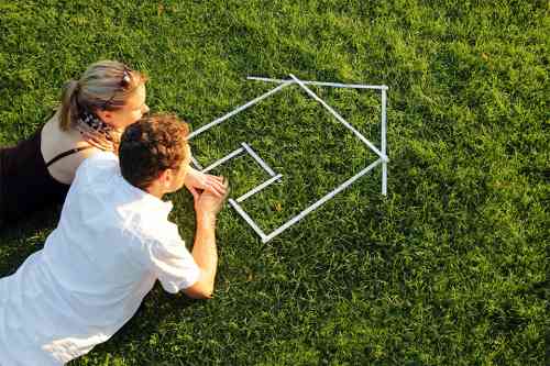 © RioPatuca Images - stock.adobe.com Zwei Personen in Wiese